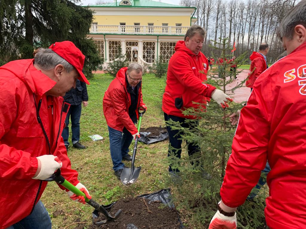 Дело Ленина в наших делах! Подмосковные коммунисты провели субботник в Горках Ленинских