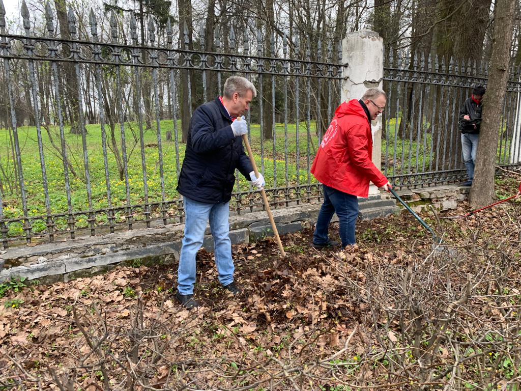 Дело Ленина в наших делах! Подмосковные коммунисты провели субботник в Горках Ленинских