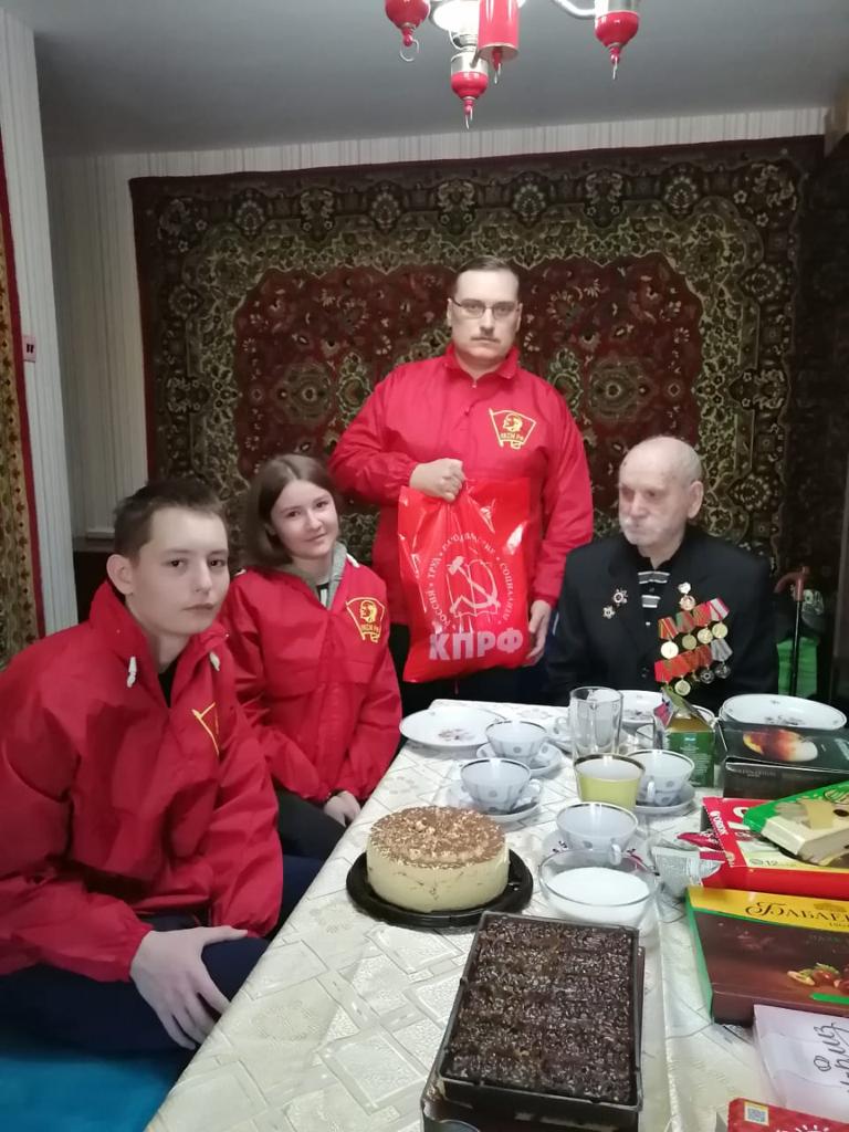 Люберецкие коммунисты поздравляют ветеранов с праздниками