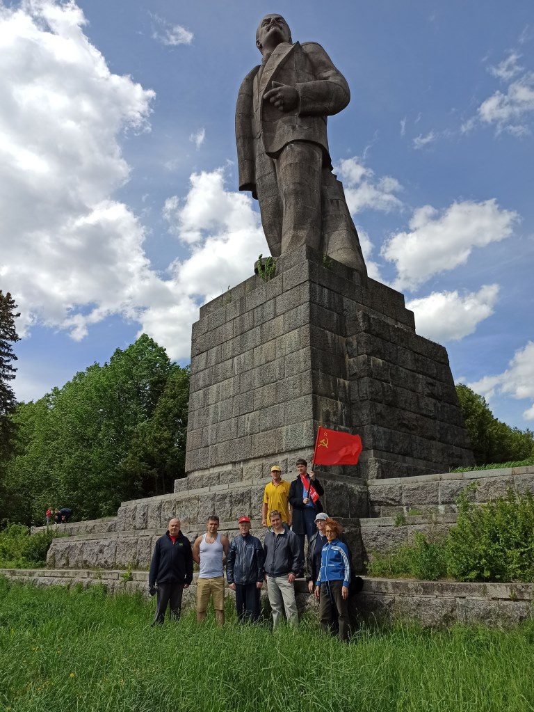 Уборка у монумента Ленина в Дубне