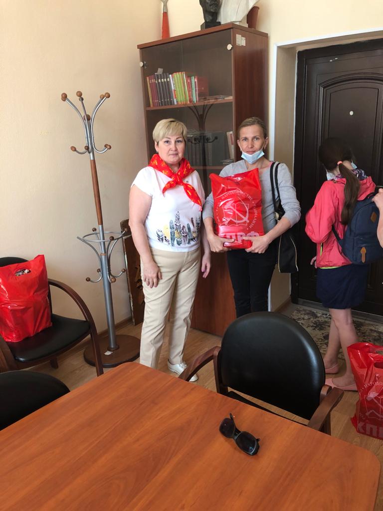 Многодетные семьи Талдоме получили подарки от КПРФ