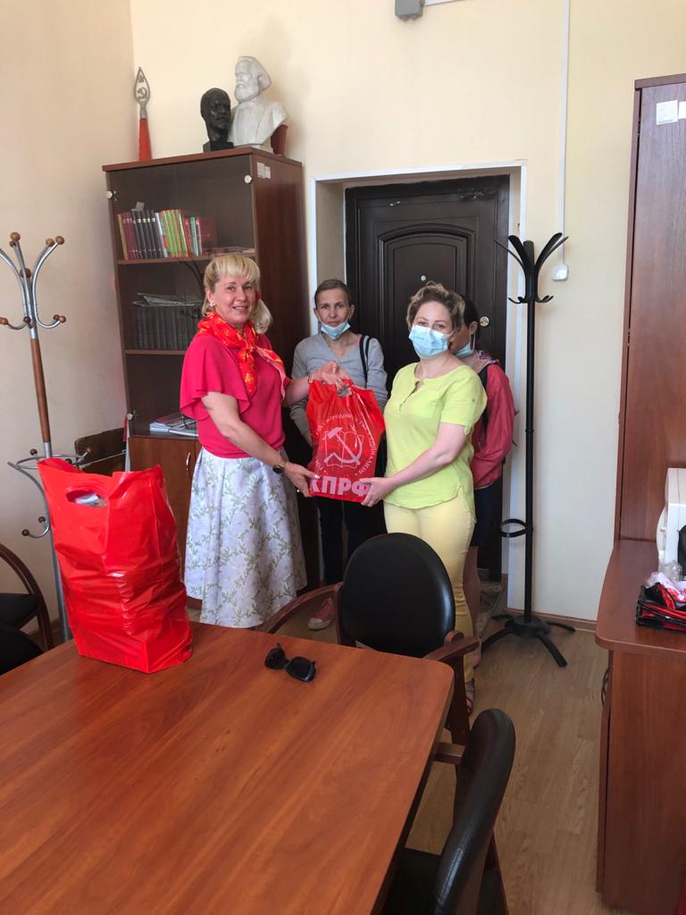 Многодетные семьи Талдоме получили подарки от КПРФ