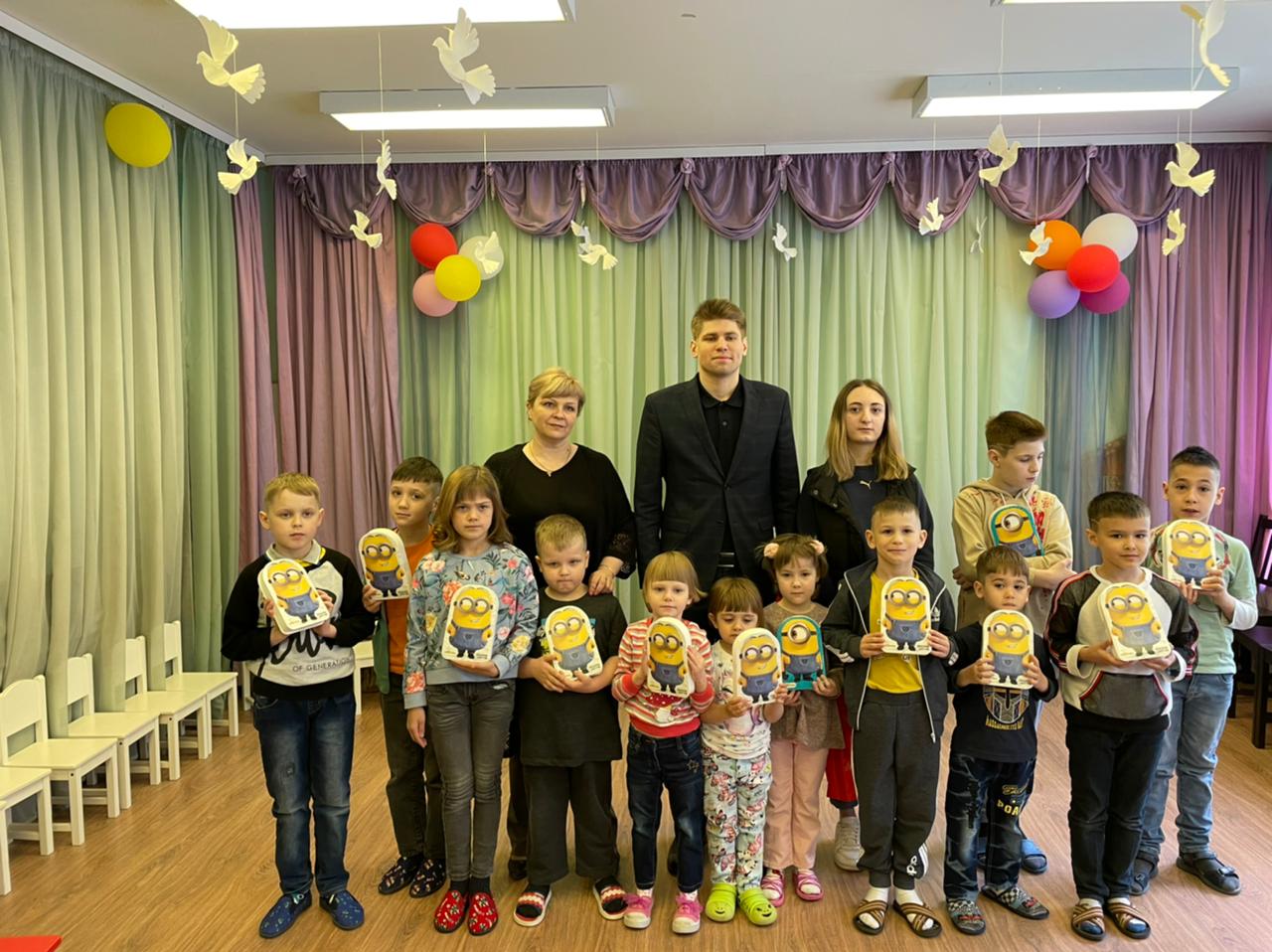 Лобненские коммунисты поздравили детей с праздником