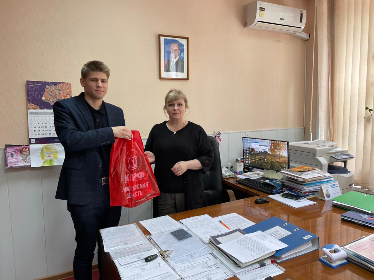 Лобненские коммунисты поздравили детей с праздником