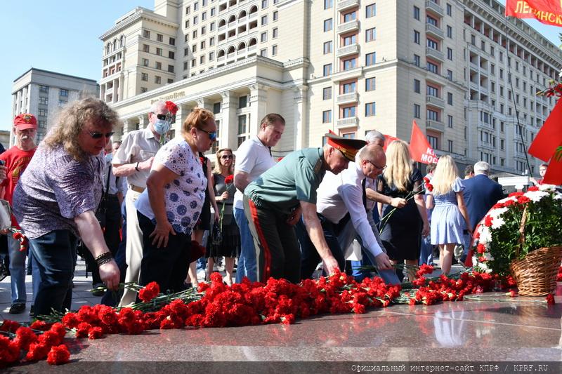 В Москве состоялась памятная церемония КПРФ с возложением цветов к Могиле Неизвестного солдата