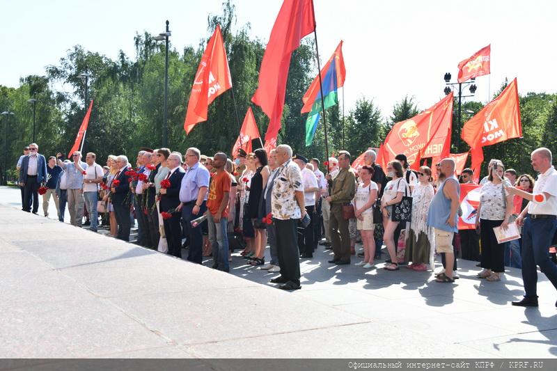 В Москве состоялась памятная церемония КПРФ с возложением цветов к Могиле Неизвестного солдата