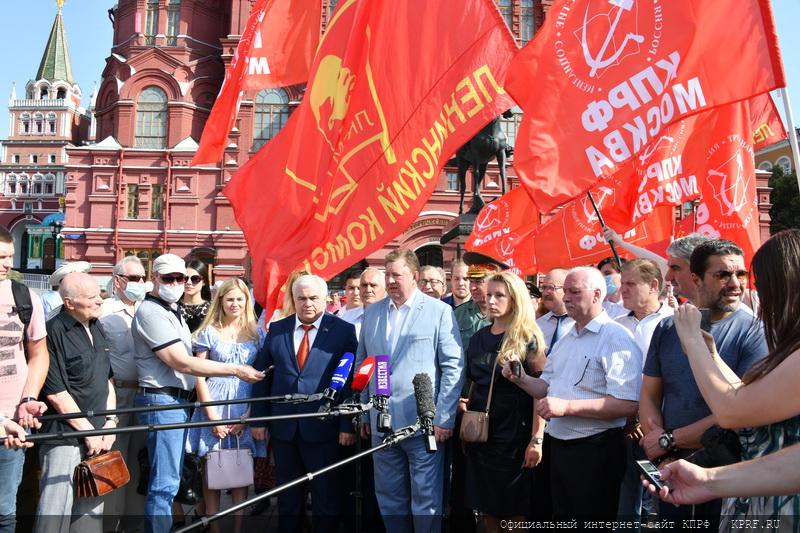 В Москве состоялась памятная церемония КПРФ с возложением цветов к Могиле Неизвестного солдата
