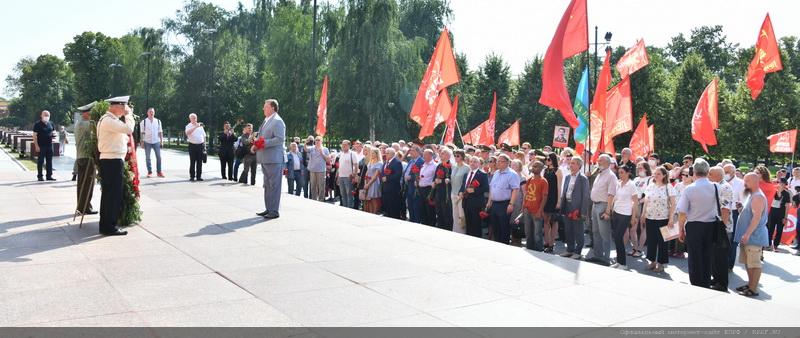 В Москве состоялась памятная церемония КПРФ с возложением цветов к Могиле Неизвестного солдата