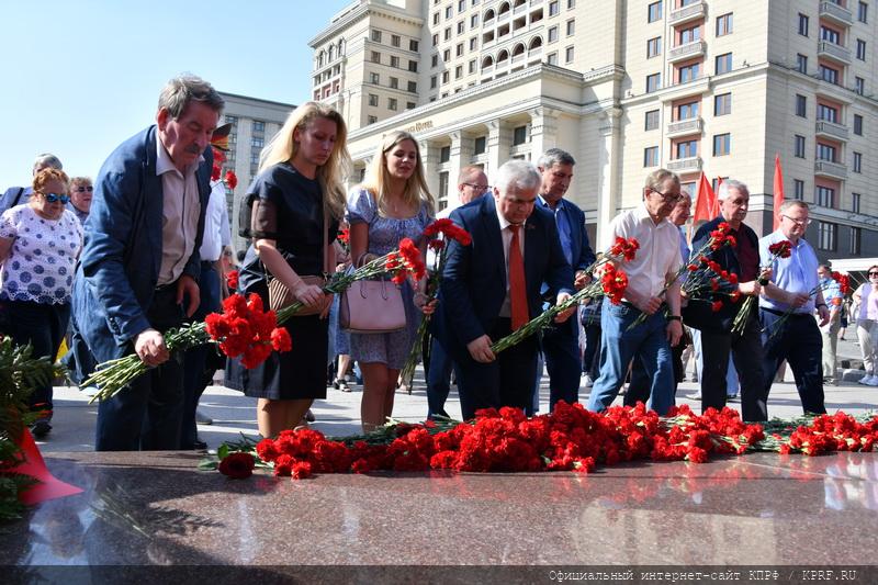 В Москве состоялась памятная церемония КПРФ с возложением цветов к Могиле Неизвестного солдата