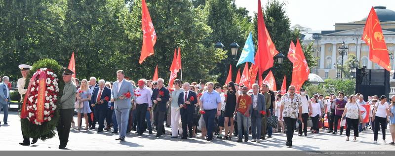 В Москве состоялась памятная церемония КПРФ с возложением цветов к Могиле Неизвестного солдата