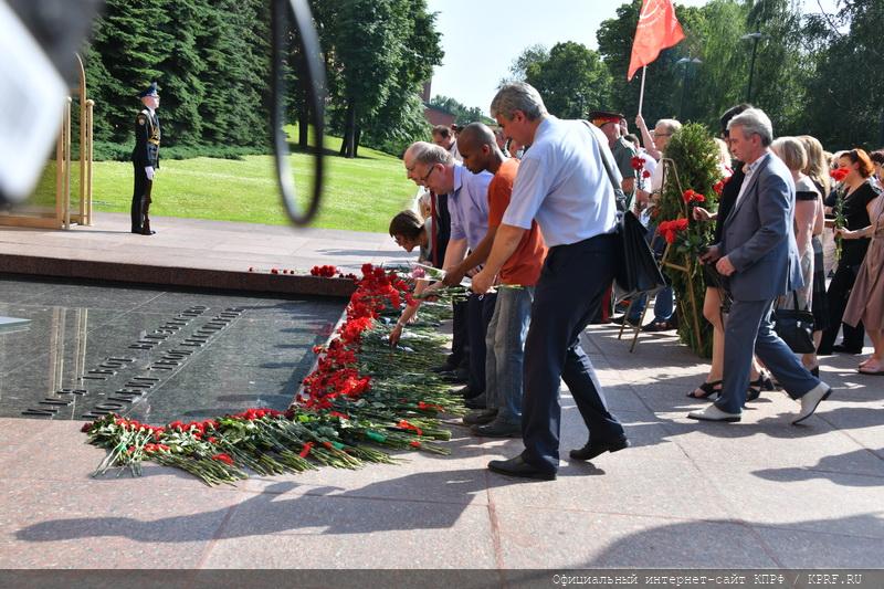 В Москве состоялась памятная церемония КПРФ с возложением цветов к Могиле Неизвестного солдата