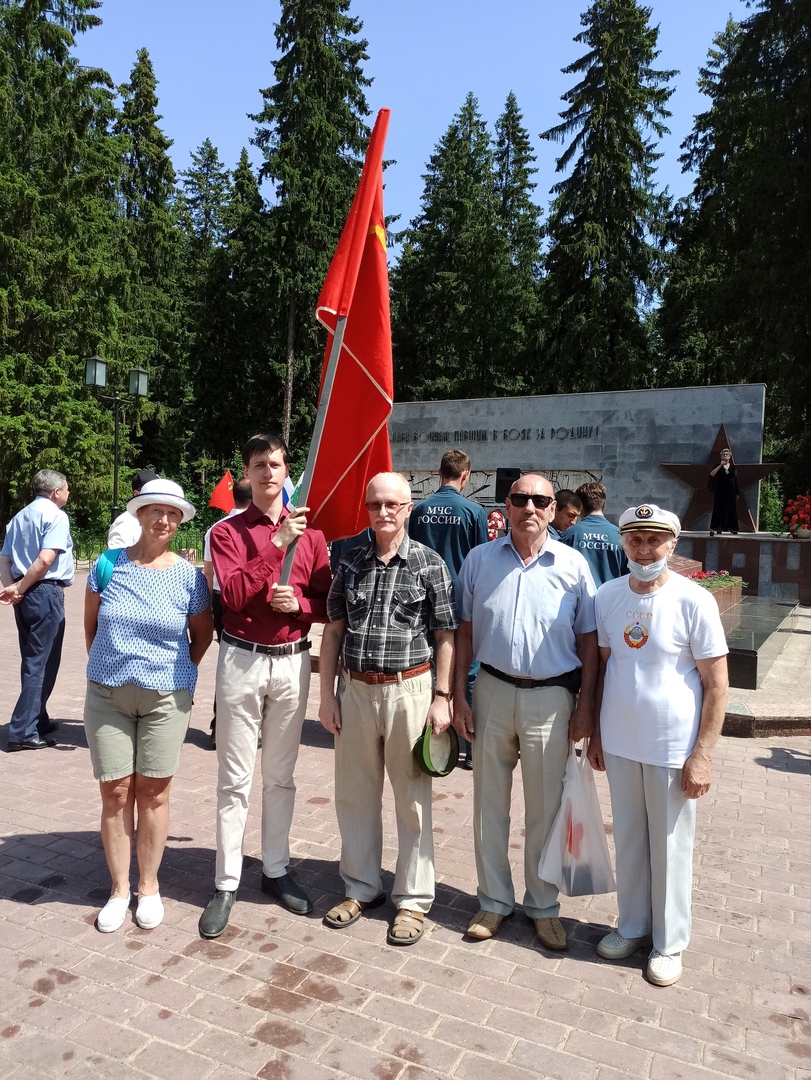 Алые гвоздики памяти