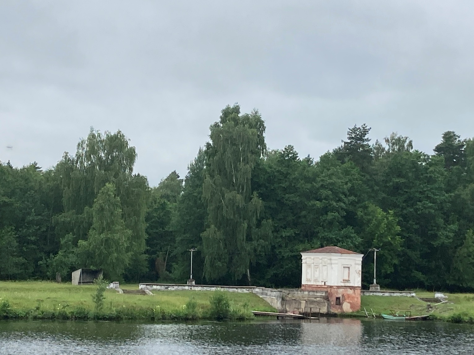 Плывет паром, поет вода о чем-то рядом…