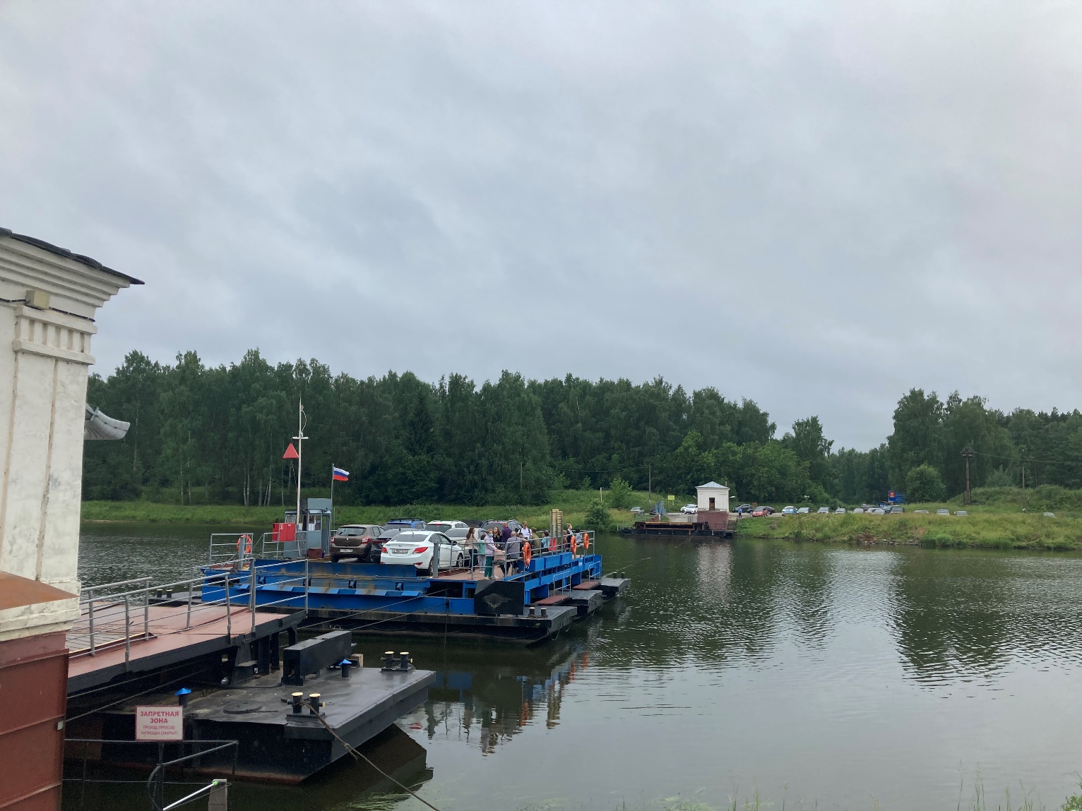 Плывет паром, поет вода о чем-то рядом…