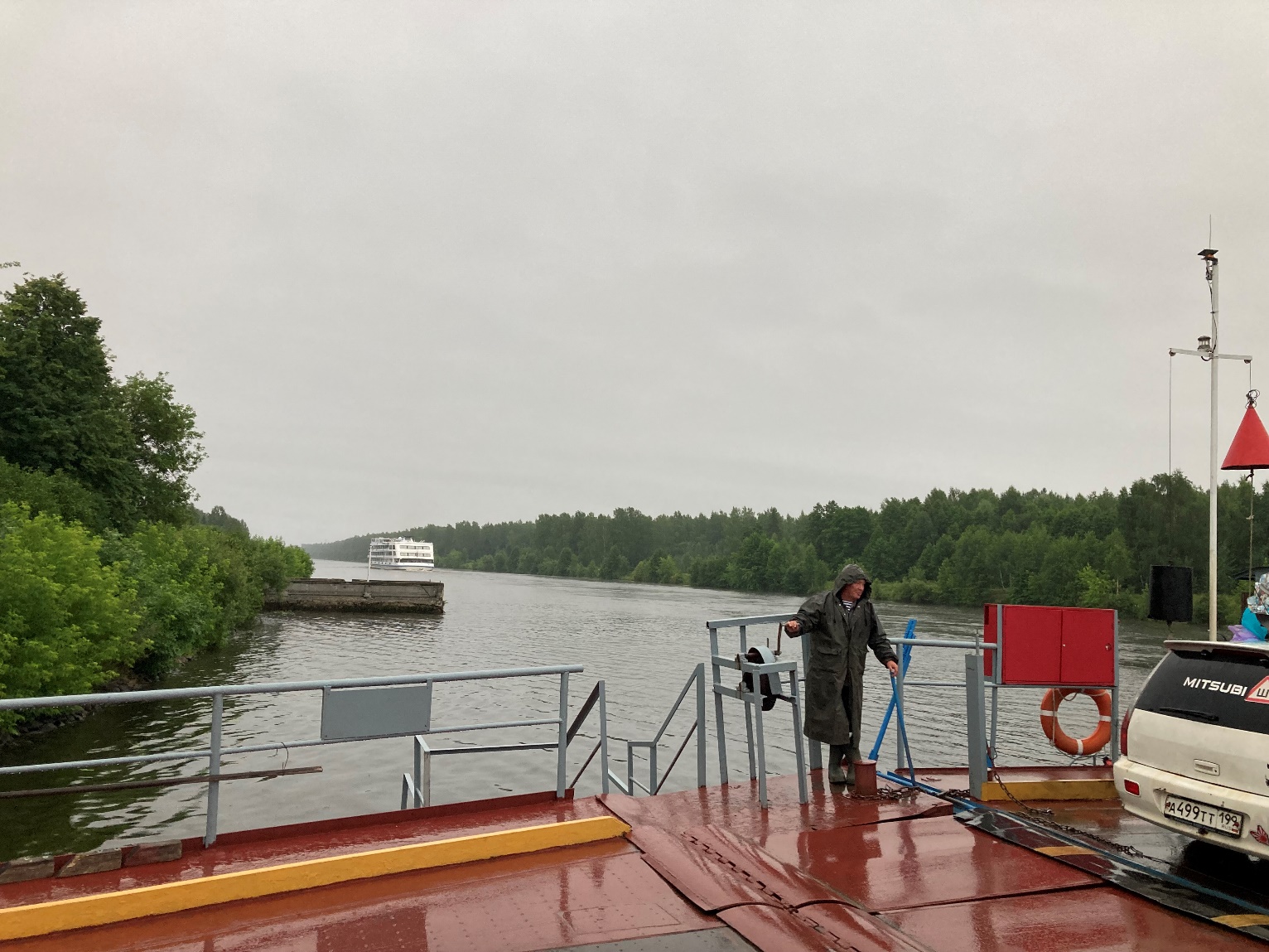 Плывет паром, поет вода о чем-то рядом…