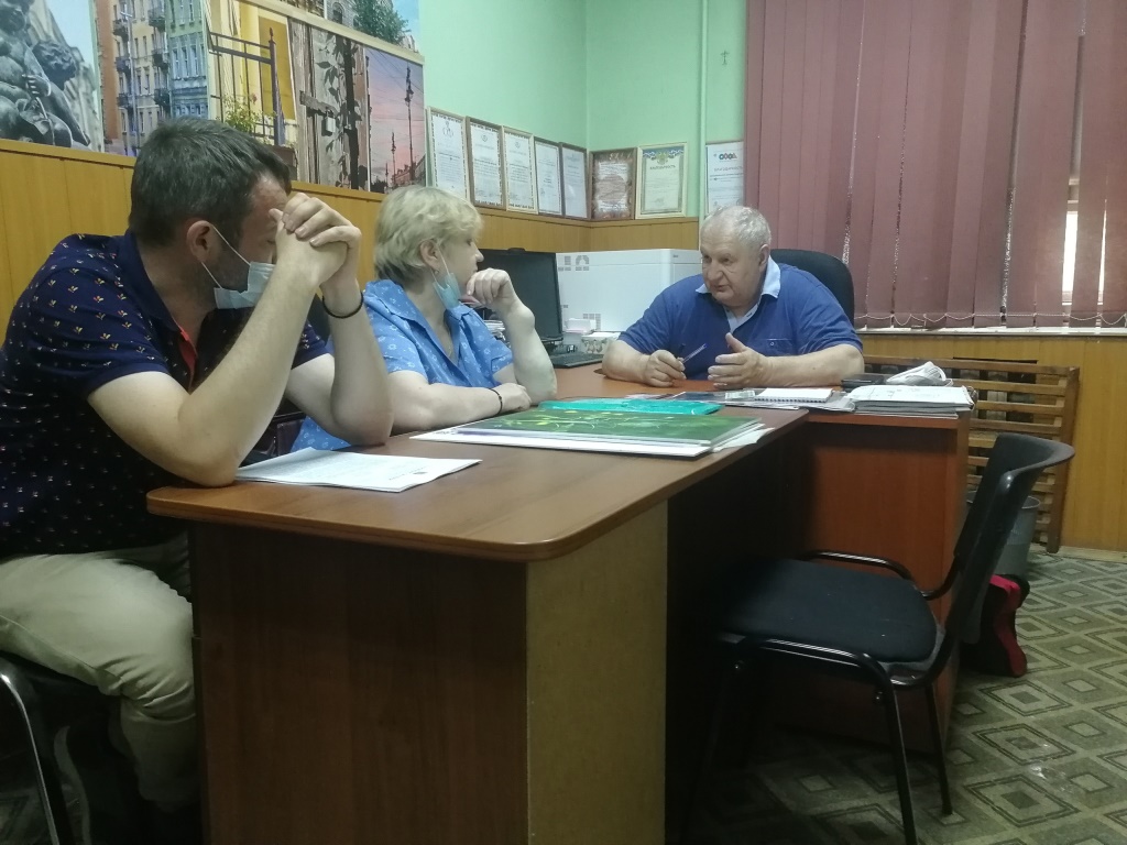 Депутат-коммунист Евгений Добровольский ведет работу с жителями округа