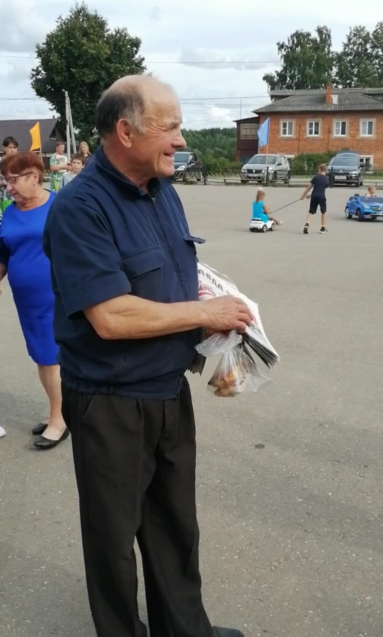 Раздача партийной прессы в Лотошино