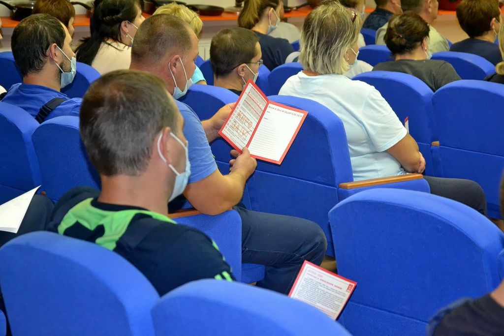 Прошла встреча депутата-коммуниста Александра Наумова с рабочими предприятий «Сотниковское» и «СКОВО» в городском округе Ступино