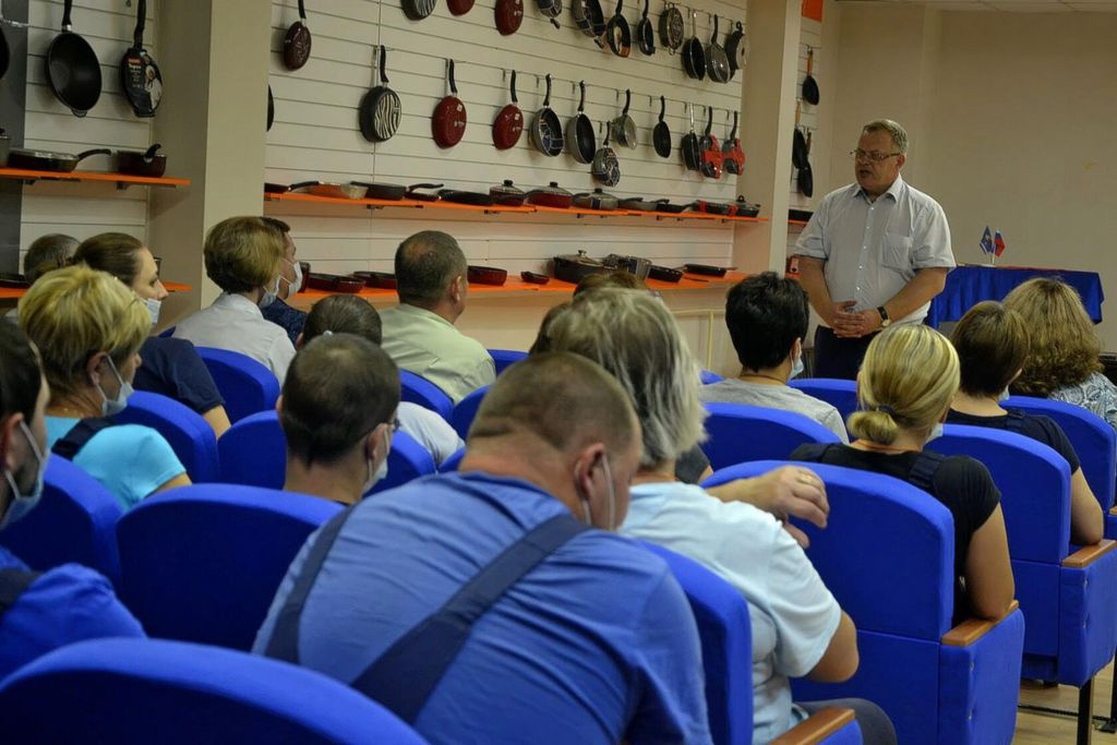 Прошла встреча депутата-коммуниста Александра Наумова с рабочими предприятий «Сотниковское» и «СКОВО» в городском округе Ступино