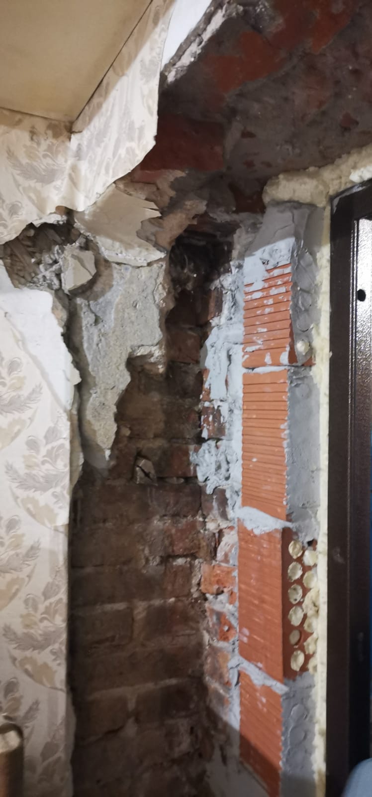 Жители аварийного дома в Озёрах обратились за помощью к депутату-коммунисту Александру Наумову