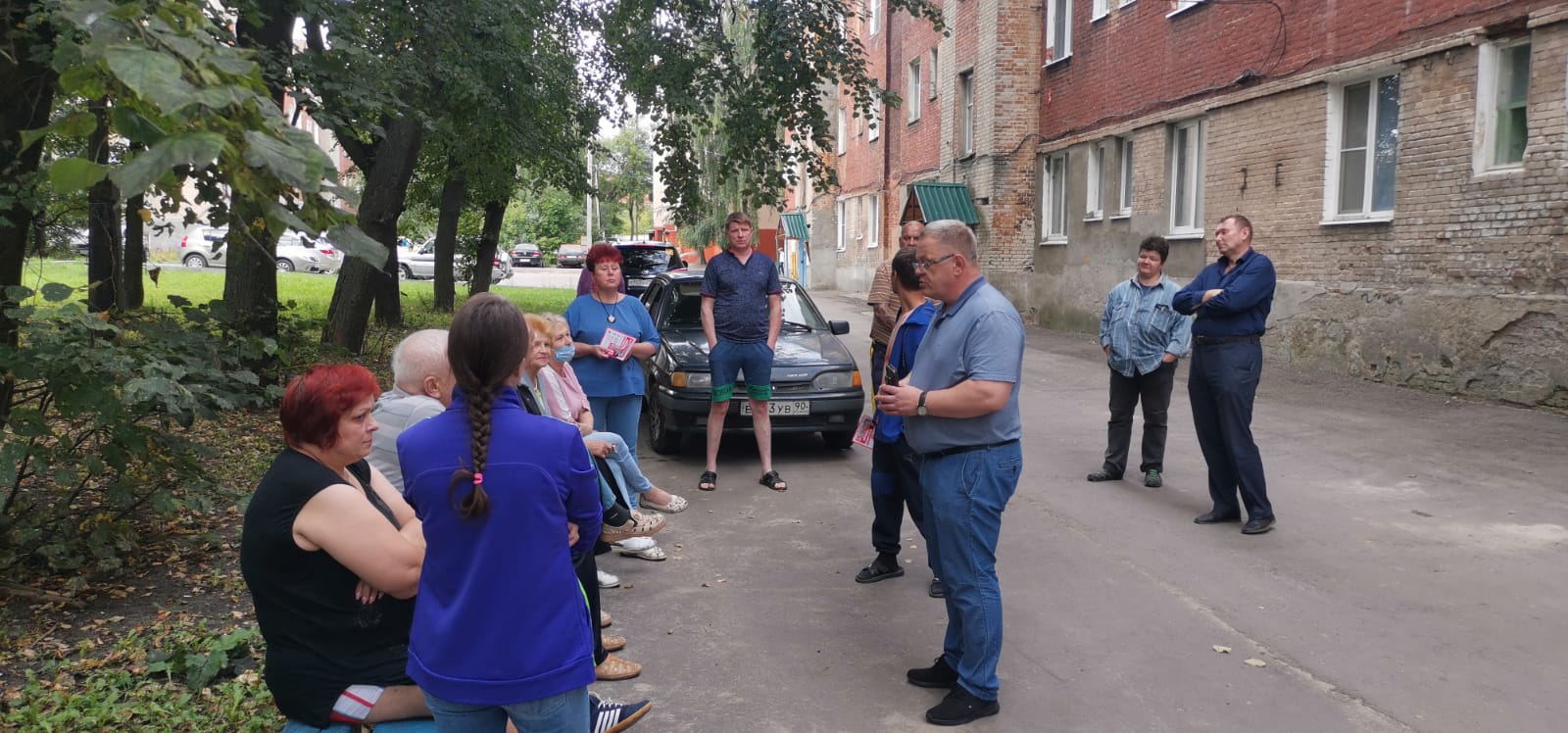 Жители аварийного дома в Озёрах обратились за помощью к депутату-коммунисту Александру Наумову
