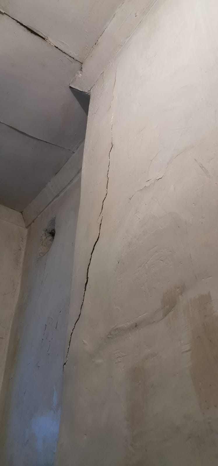 Жители аварийного дома в Озёрах обратились за помощью к депутату-коммунисту Александру Наумову