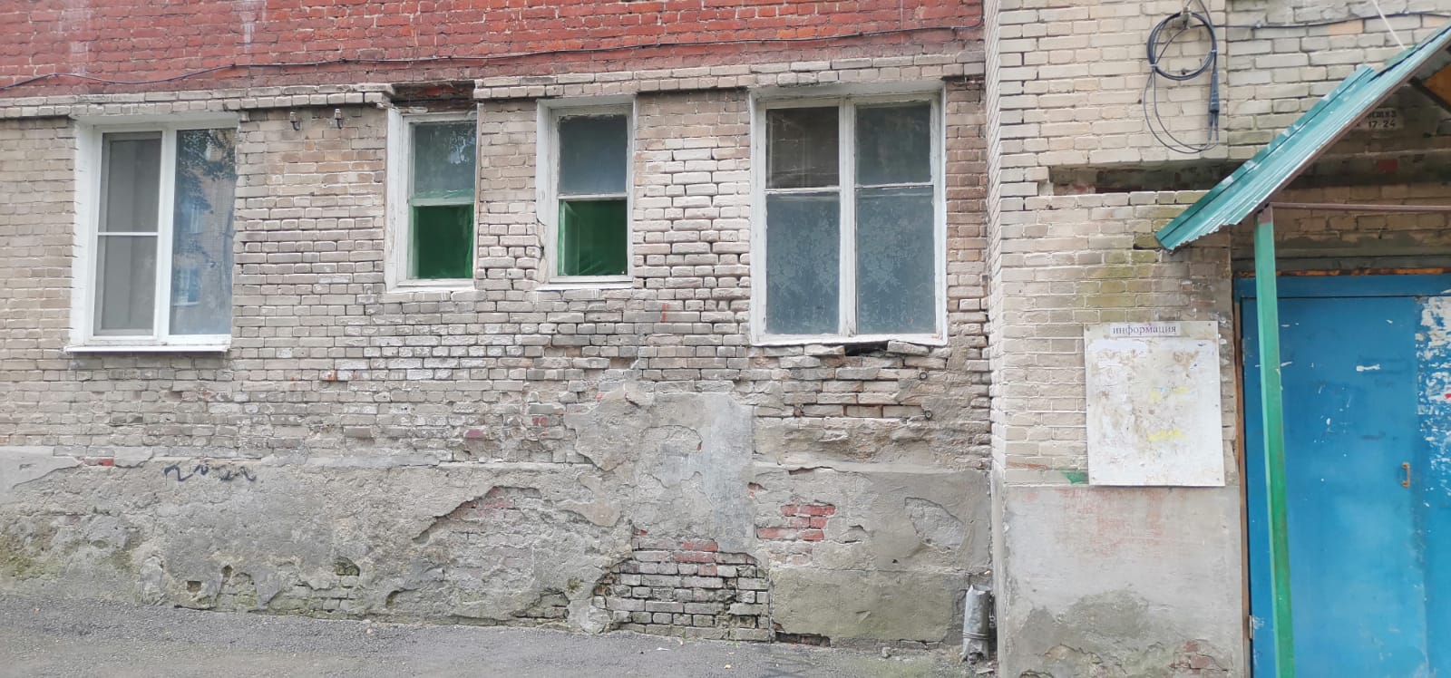 Жители аварийного дома в Озёрах обратились за помощью к депутату-коммунисту Александру Наумову