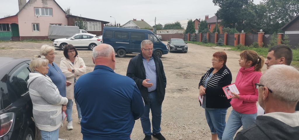 Жители Аладьино просят помощи у депутата-коммуниста Александра Наумова