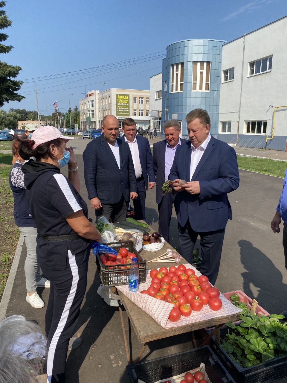 Владимир Кашин в Луховицах оценил работу сельскохозяйственной ярмарки выходного дня