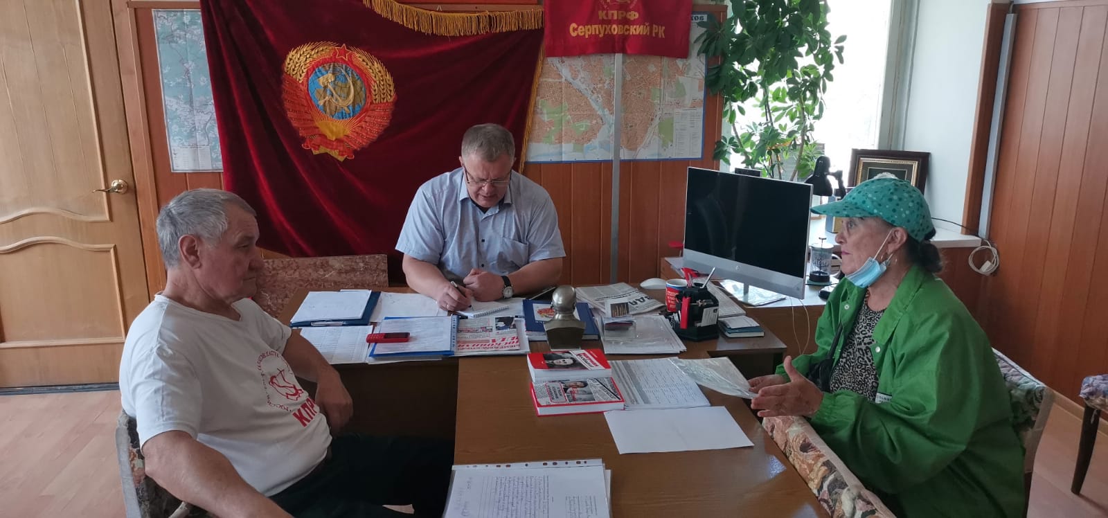Депутат-коммунист Александр Наумов провел приём граждан в Серпухове