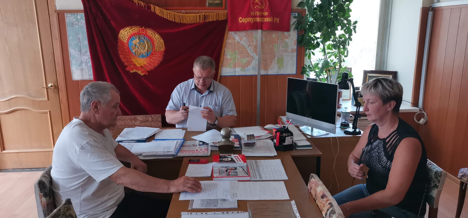 Депутат-коммунист Александр Наумов провел приём граждан в Серпухове