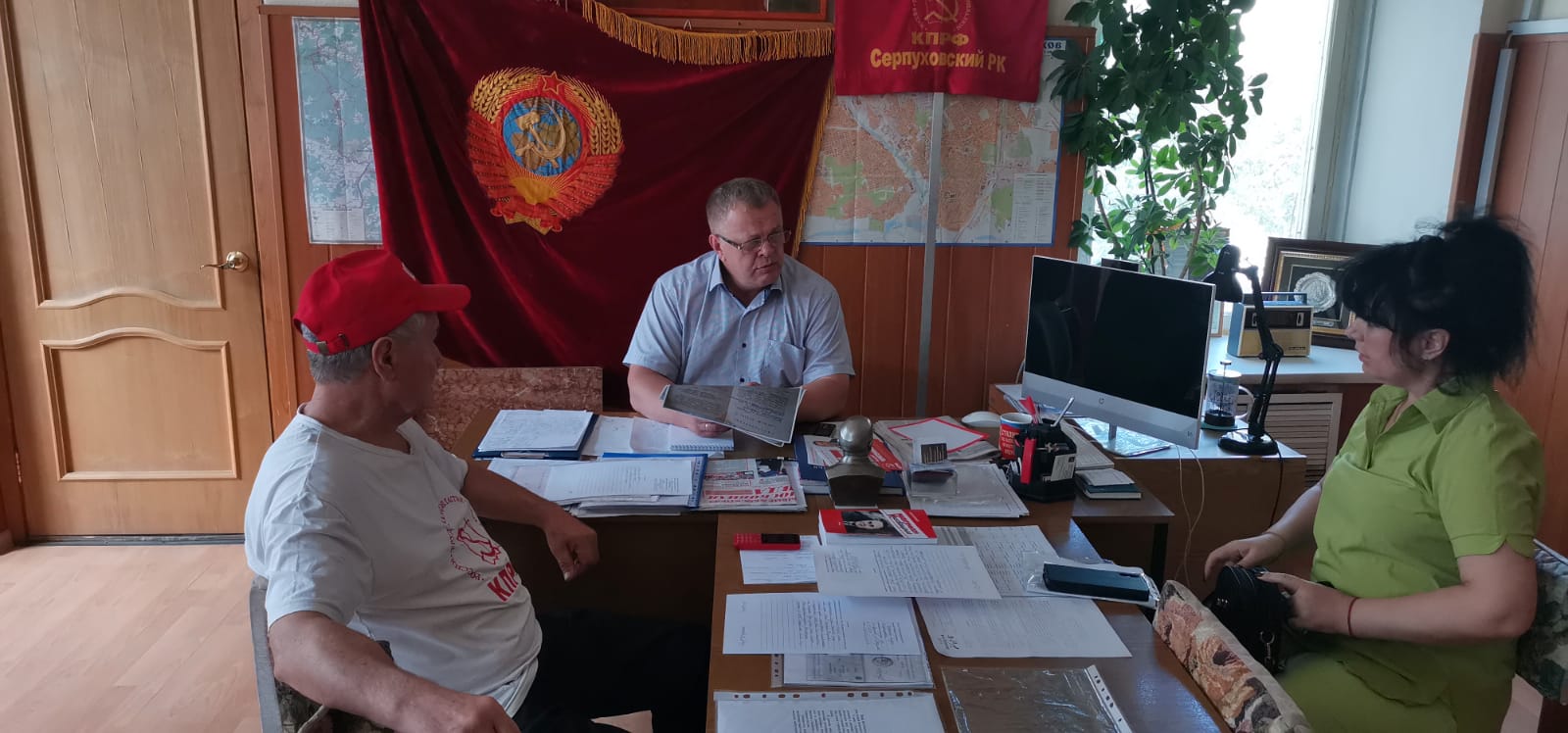 Депутат-коммунист Александр Наумов провел приём граждан в Серпухове
