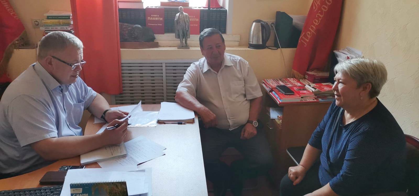 Депутат-коммунист Александр Наумов провел приём граждан в Кашире