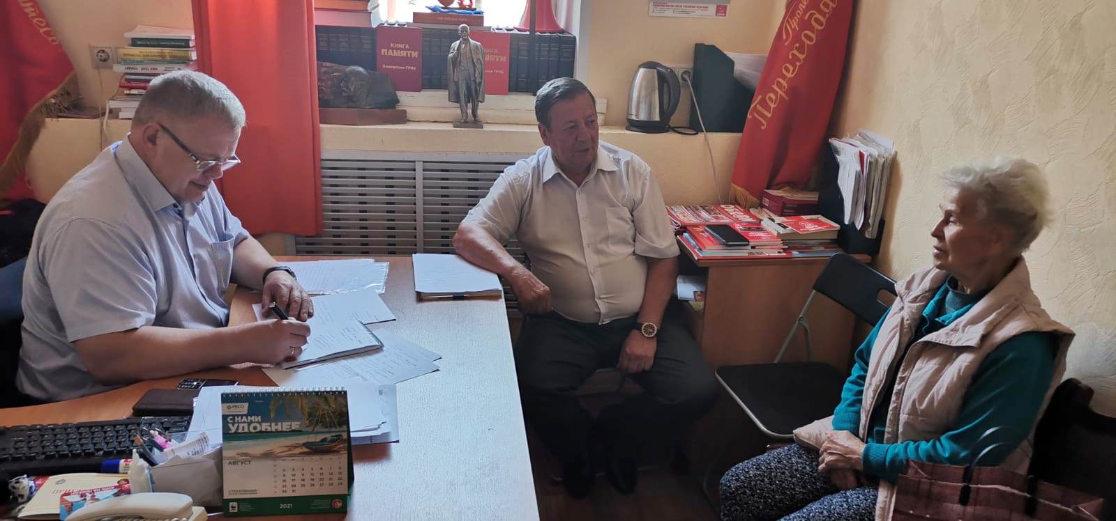 Депутат-коммунист Александр Наумов провел приём граждан в Кашире