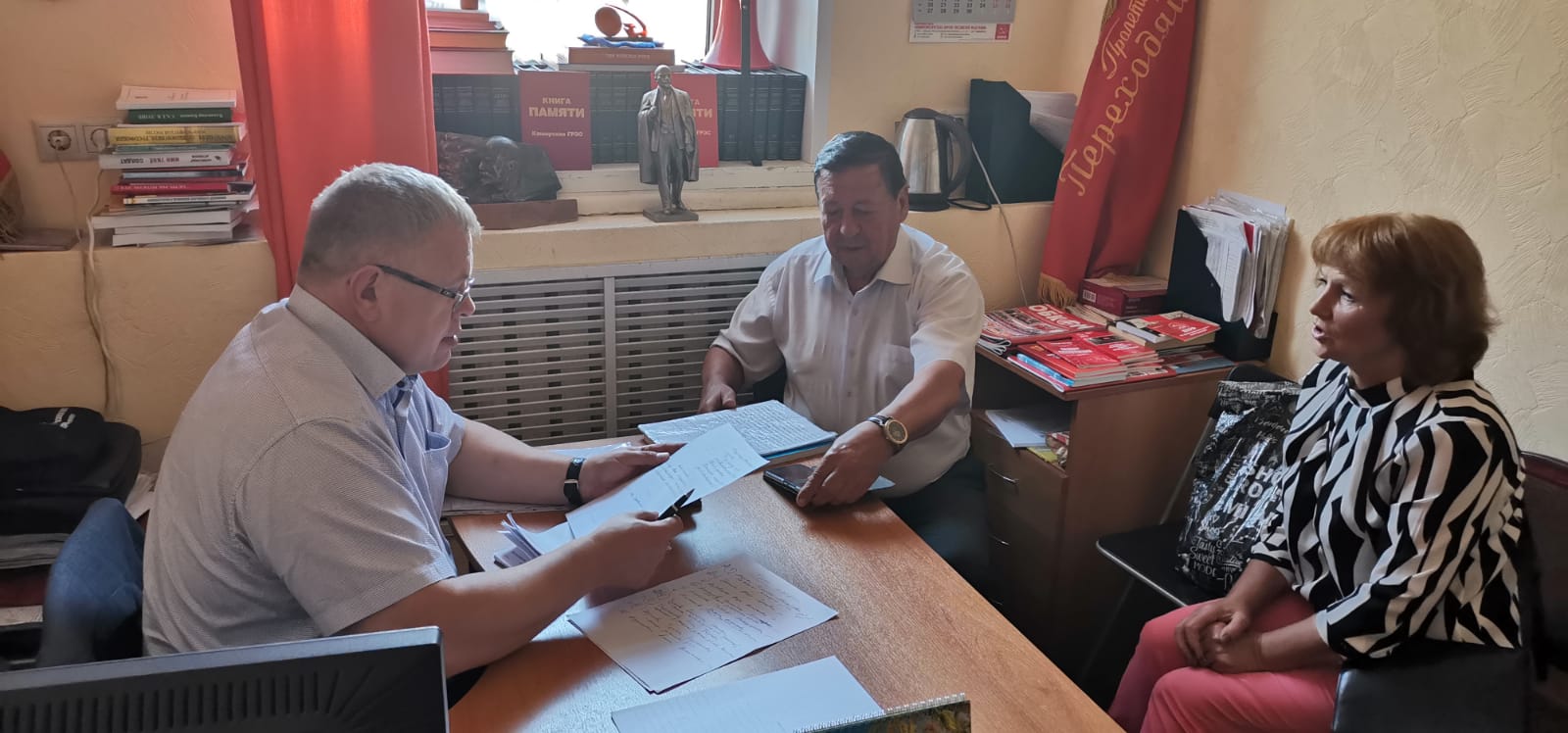 Депутат-коммунист Александр Наумов провел приём граждан в Кашире