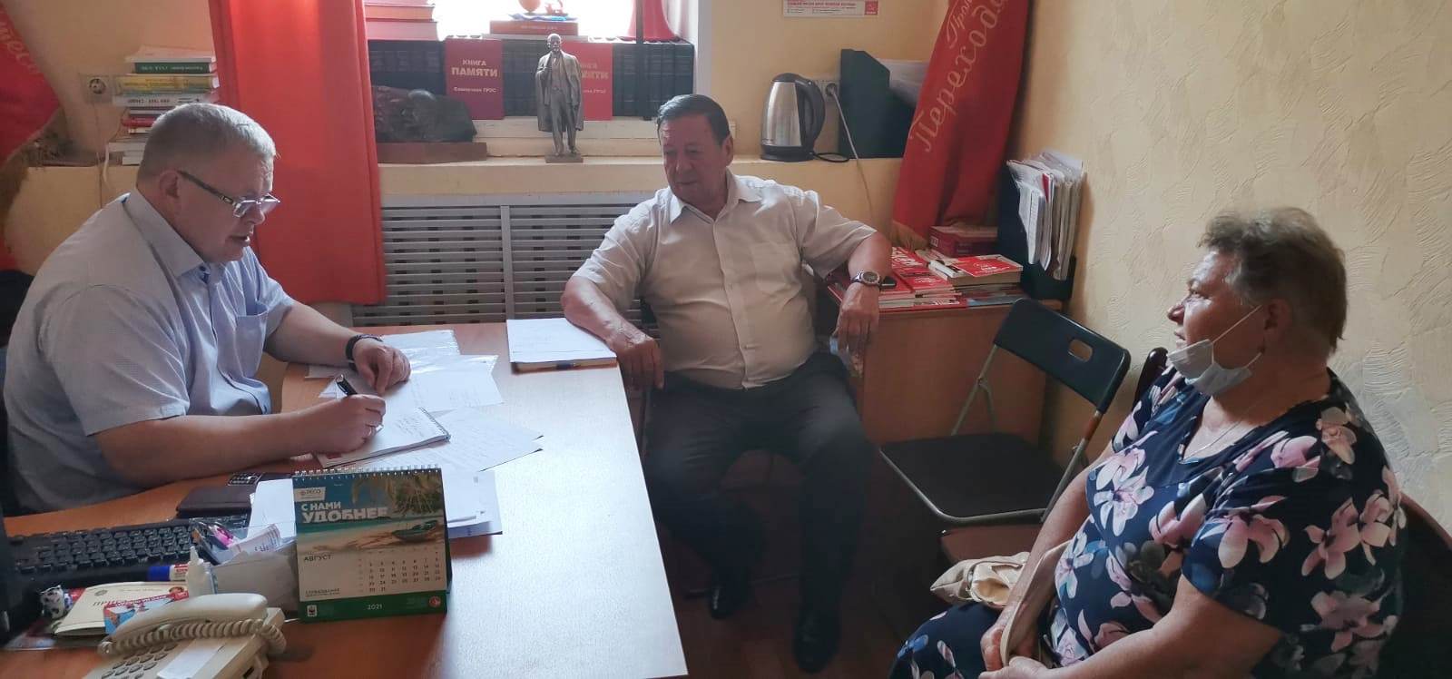Депутат-коммунист Александр Наумов провел приём граждан в Кашире