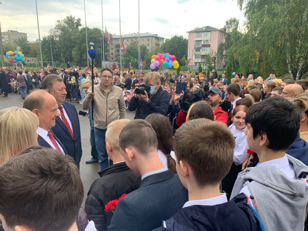 Лидер КПРФ Геннадий Зюганов поздравил учеников Подольска с Днем знаний