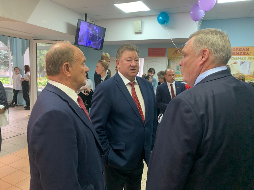 Лидер КПРФ Геннадий Зюганов поздравил учеников Подольска с Днем знаний