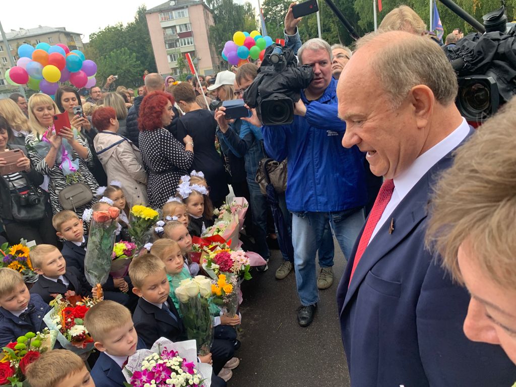 Лидер КПРФ Геннадий Зюганов поздравил учеников Подольска с Днем знаний