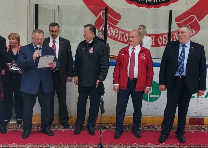 Руководитель фракции КПРФ в Госдуме Г.А. Зюганов посетил Ледовый дворец «Витязь»