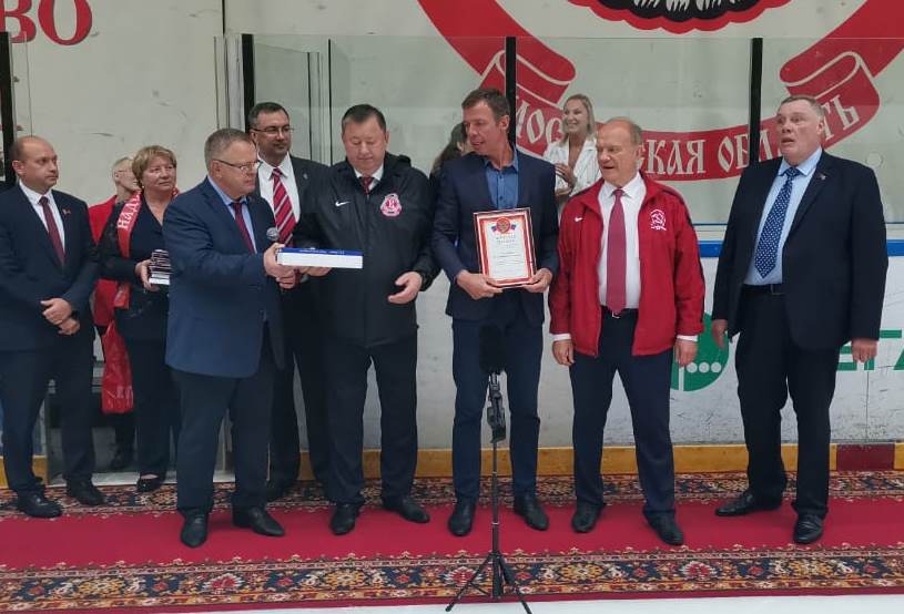 Руководитель фракции КПРФ в Госдуме Г.А. Зюганов посетил Ледовый дворец «Витязь»