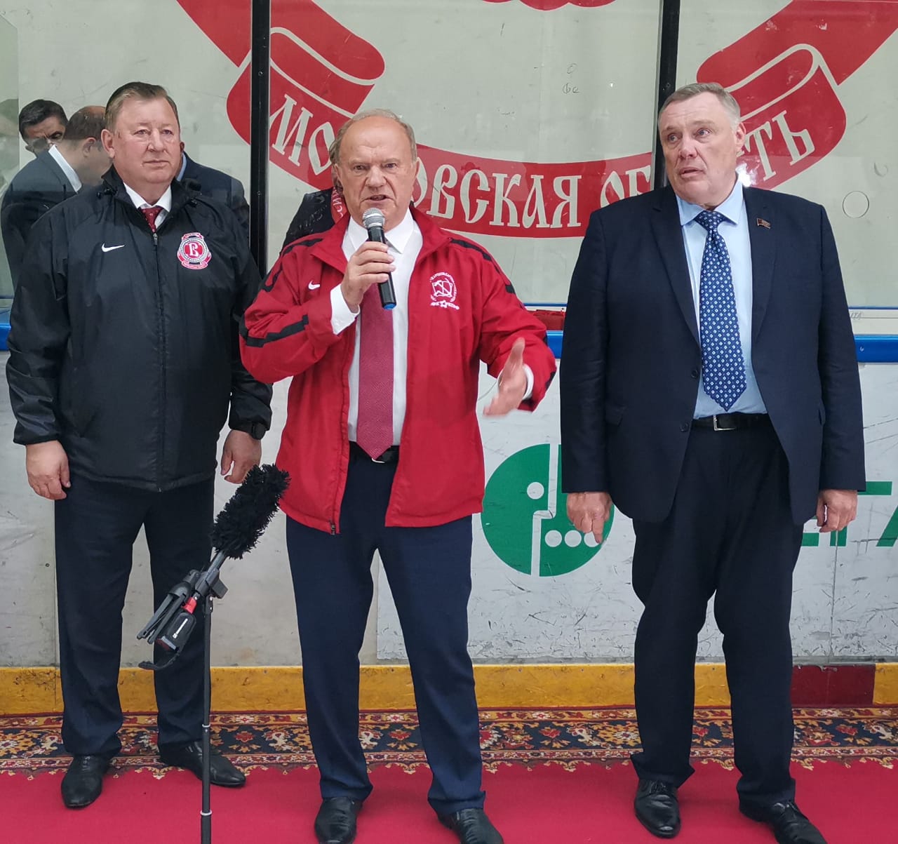 Руководитель фракции КПРФ в Госдуме Г.А. Зюганов посетил Ледовый дворец «Витязь»