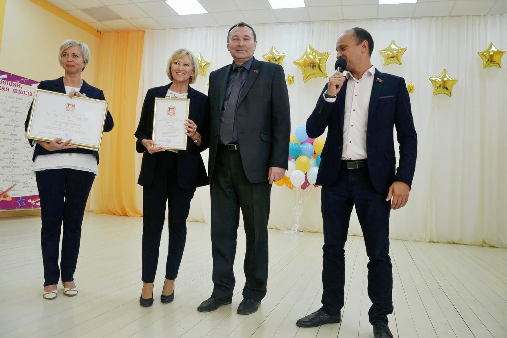 Депутаты-коммунисты Озёр поздравили школьников и педагогов с Днём знаний