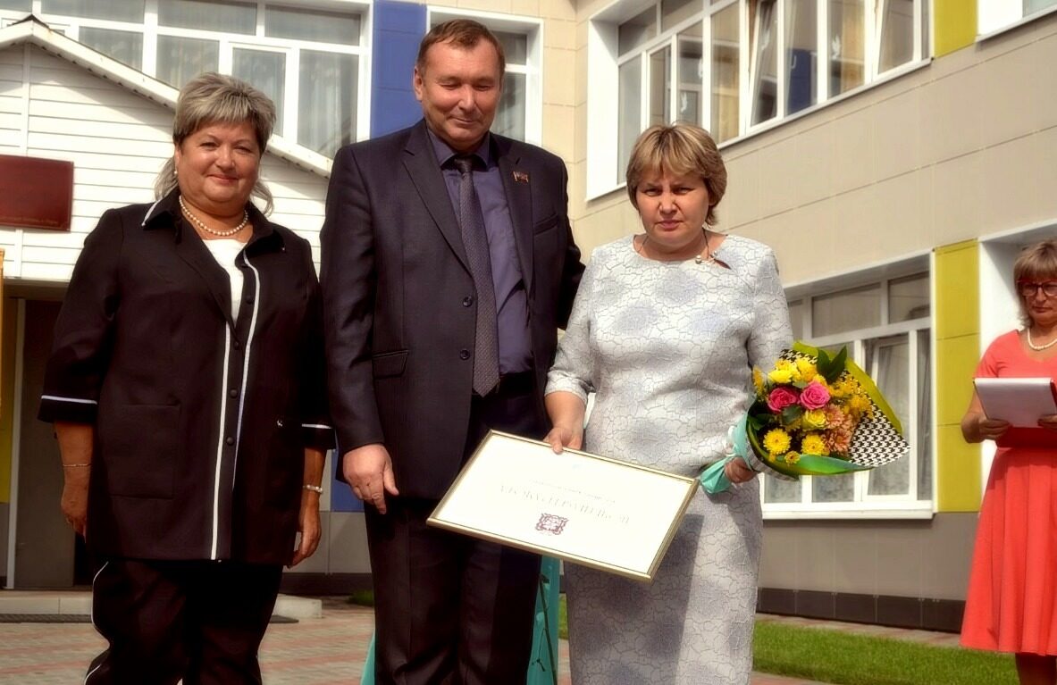 Депутаты-коммунисты Озёр поздравили школьников и педагогов с Днём знаний