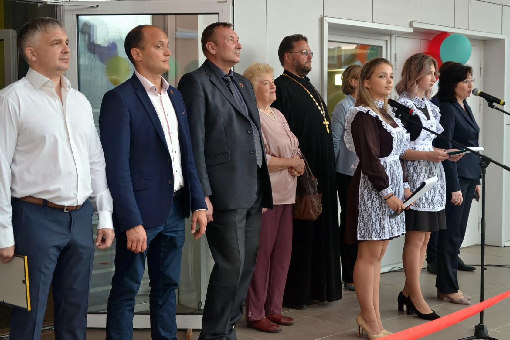 Депутаты-коммунисты Озёр поздравили школьников и педагогов с Днём знаний