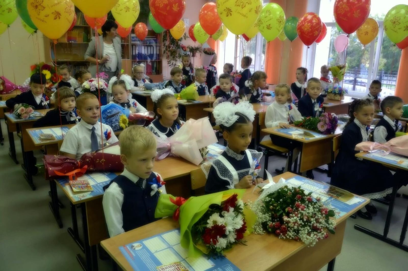 Депутаты-коммунисты Озёр поздравили школьников и педагогов с Днём знаний