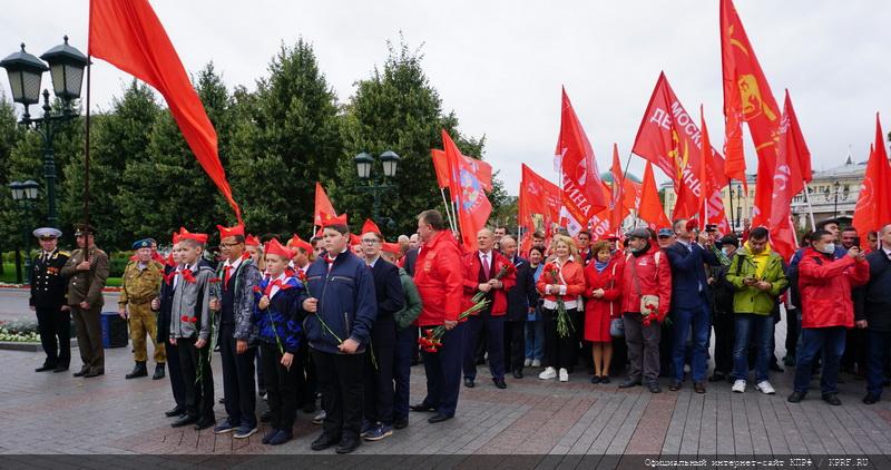 В Москве коммунисты во главе с Г.А. Зюгановым отметили День Победы над милитаристской Японией и окончания Второй мировой войны