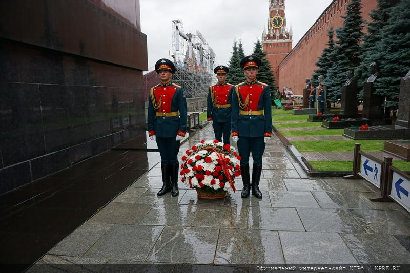 В Москве коммунисты во главе с Г.А. Зюгановым отметили День Победы над милитаристской Японией и окончания Второй мировой войны