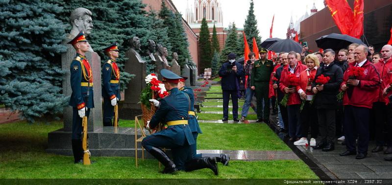 В Москве коммунисты во главе с Г.А. Зюгановым отметили День Победы над милитаристской Японией и окончания Второй мировой войны