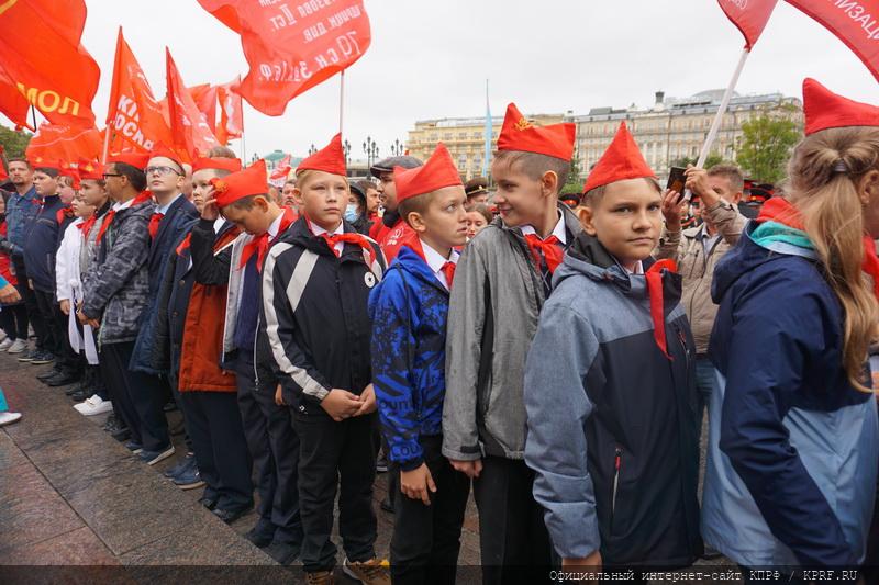 В Москве коммунисты во главе с Г.А. Зюгановым отметили День Победы над милитаристской Японией и окончания Второй мировой войны
